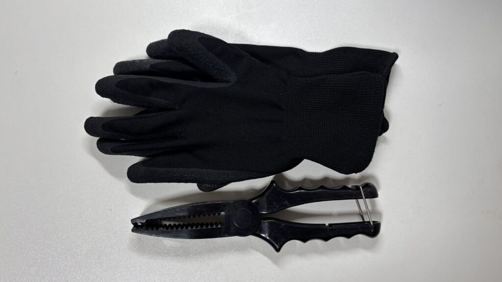 電車釣行で使用しているフィッシュグリップと手袋